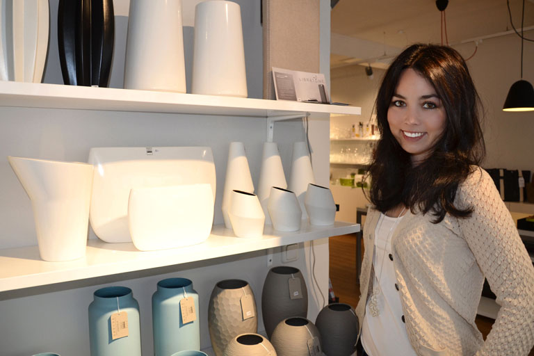 Simone Haas in ihrem Laden.