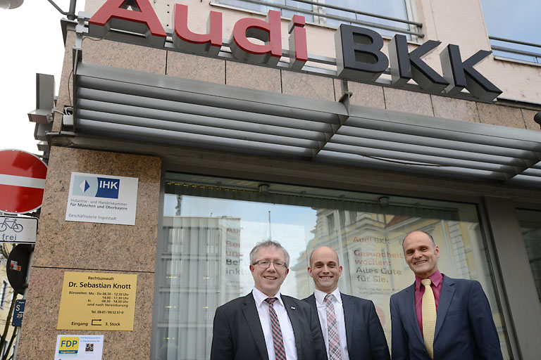 Vorstandsvorsitzender Gerhard Fuchs, Jörg Schlagbauer, der Verwaltungsratsvorsitzende der Audi BKK und Manfred Draxler, Leiter des Service-Centers Ingolstadt.