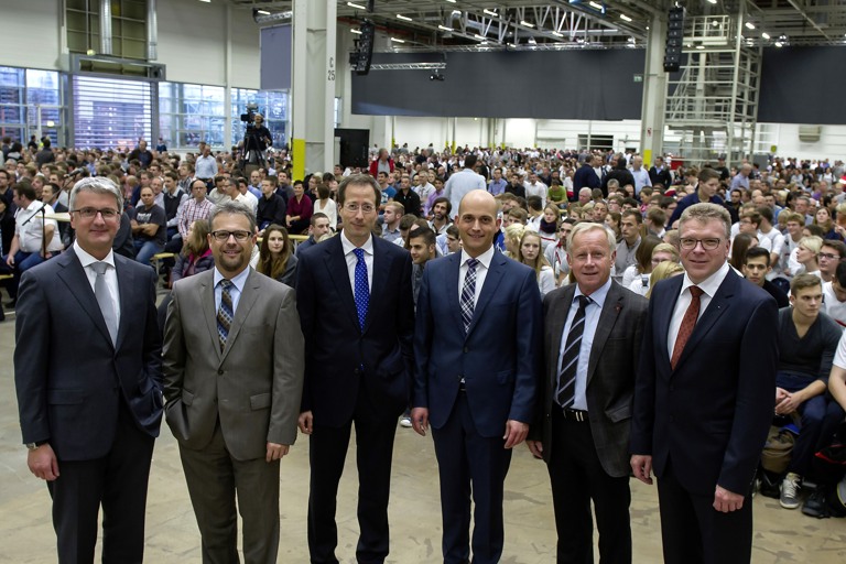 Audi-Vorstandschef Rupert Stadler (von links), Gesamtbetriebsratschef Peter Mosch, Axel Strotbek (Vorstand Finanz und Organisation), Jörg Schlagbauer (IG-Metall-Vertrauenskörperleiter Ingolstadt), Max Wäcker (Stellvertretender Vize-Betriebsratschef) und Thomas Sigi (Vorstand Personal- und Sozialwesen) auf der Betriebsversammlung in Ingolstadt.