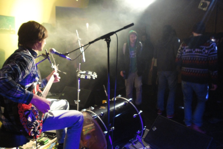 Live-Musik und Party im Jugendzentrum – am Freitag für drei Euro im „Frontstage“ an der Unteren Stadtmauer 2 in Pfaffenhofen.
