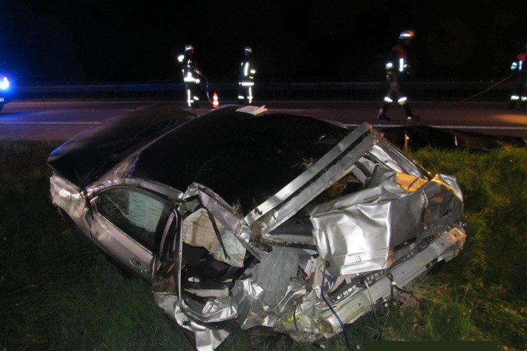 Der 23-jährige Fahrer erlag an der Unfallstelle seinen Verletzungen, die 20-jährige Beifahrerin kam schwer verletzt ins Krankenhaus. Foto: Polizei