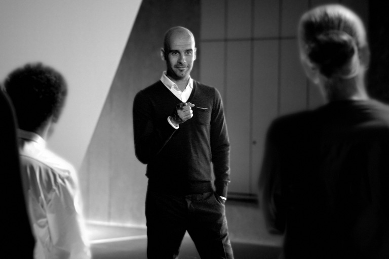 Der jüngste TV-Werbespot von Audi zeigt eine außergewöhnliche Begegnung ausgewiesener Technikexperten: Was in den Augen des Zuschauers als Ansprache von FC-Bayern-Trainer Pep Guardiola an seine Mannschaft beginnt, erweist sich dann als Dialog mit Audi-Ingenieuren.