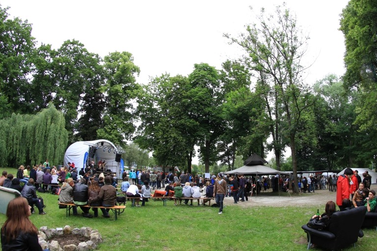 So gehts zu beim Saitensprung: Gemütliche Atmosphäre auf grüner Wiese unter freiem Himmel mit kühlen Getränken, Grill, Lagerfeuer, Sofas, Biergarten und viel Musik. Foto: Stadtjugendpflege Pfaffenhofen/Utopia
