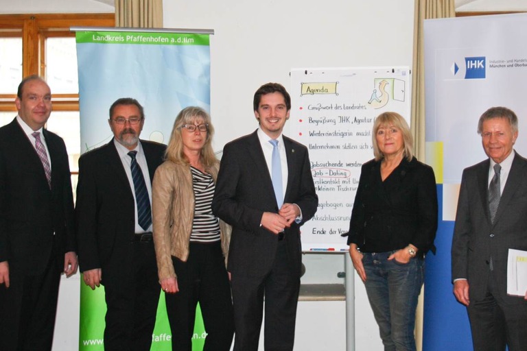Beim Workshop im November vergangenen im Landratsamt Pfaffenhofen: Johann Kreitmayr von der Sparkasse Pfaffenhofen (von links), Günter Böhm (Leiter der Agentur für Arbeit), Gabriele Fleck-Gottschlich (Social Systems Organisation), Johannes Hofner (KUS), Helga Hieblinger (IHK-Projektverantwortliche) und Bernd Huber, der Vorsitzende des Wirtschaftsbeirats im Kreis Pfaffenhofen.