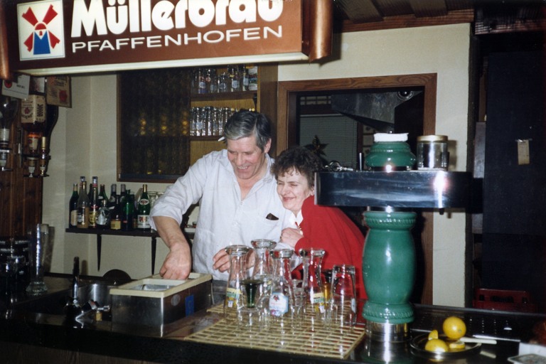 Ein Bild aus den Glanzzeiten des „Wigg“ in Hettenshausen Ende der 80er Jahre: Die Wirtsleute Ludwig und Elisabeth Salvermoser. Am Freitagabend veranstaltet Sohn Sepp Salvermoser in der alten Gaststätte am Ortseingang von Hettenshausen ein „Wigg-Revival“ mit Live-Musik vom Rock- und Volksmusik-Duo „Da Rocka und da Waitler“.