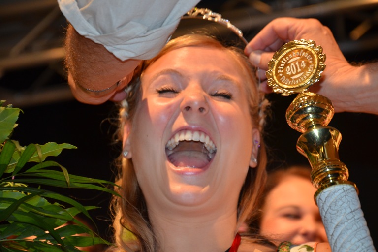 Aus dem Häuschen: Julia Eichinger bekommt die Volksfest-Krone aufgesetzt und kann ihr Glück kaum fassen. Fotos: Zell