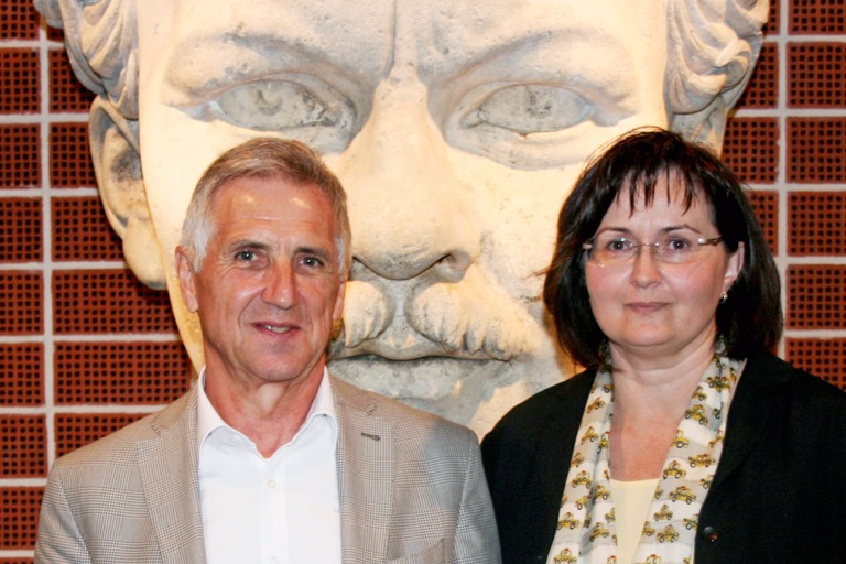 Teamleiterin Sonja Rotter gratulierte Ernst Klaritsch aus Manching zu dessen 50-jährigem Dienstjubiläum bei der Agentur für Arbeit Ingolstadt.