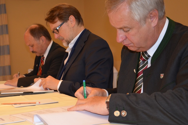Wenn es nach der CSU geht, sollte im Fall Woedl eine Vergleichsvereinbarung unterzeichnet werden. Auf dem Bild: Kreisvorsitzender Ludwig Wayand (von links), Landrat Martin Wolf, Kreistagsfraktionschef Reinhard Heinrich. Archivfoto: Zell