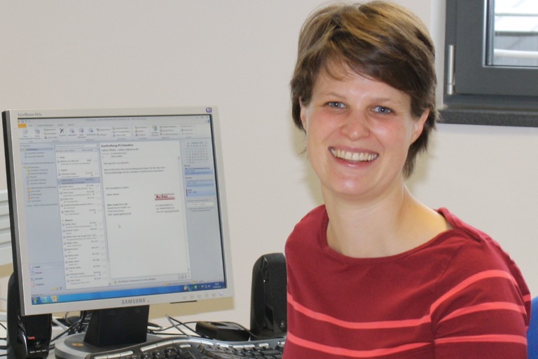 Die erste Klimaschutzmanagerin der Stadt Pfaffenhofen, Kathrin Merkert, an ihrem neuen Arbeitsplatz bei der Stadtverwaltung.
