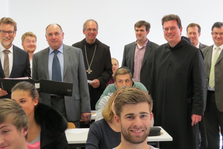 Landrat Martin Wolf (von links), Vize- Schulleiter Wolfgang Janu, Abt Markus Eller, Otmar Schaal von der Schulleitung, Pater Lukas Wirth (Cellerar), Kreiskämmerer Walter Reisinger und Schulleiter Hubert Ruisinger freuen sich mit den Schülern über die neuen Räumlichkeiten. Foto: Köstler-Hösl