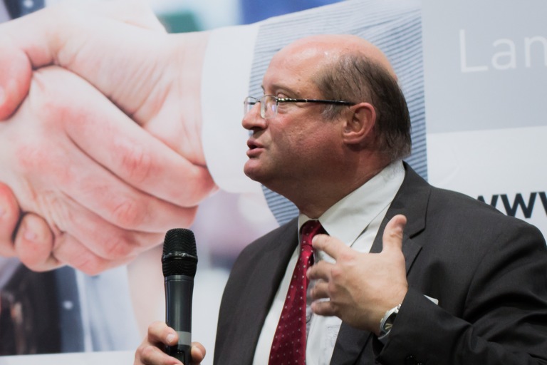 Wichtige Hinweise für eine erfolgreiche Unternehmensübergabe gab IHK- Berater Markus Neuner bereits beim Unternehmertag des Landkreises im Oktober. Foto: Anke Brückner