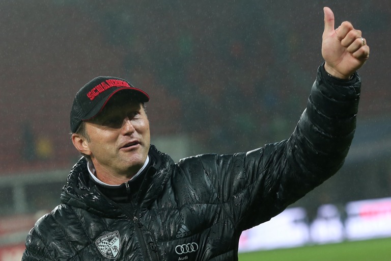 FC-Trainer Ralph Hasenhüttl, der Vater des Erfolgs beim FC Ingolstadt, hatte auch heute sein Team wieder perfekt eingestellt: Zum fünften Mal in Folge gab es keinen Gegentreffer für die Schanzer. Archivfoto: Bösl