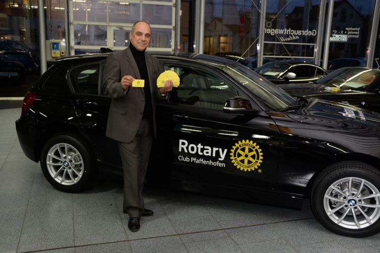 Der Pfaffenhofener Rotary-Chef Rainer-Bülent Nowak vor dem Hauptgewinn der diesjährigen Weihnachtstombola: ein BMW 116i im Wert von 26 000 Euro.