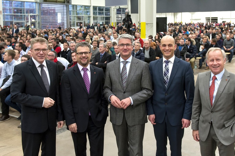 Auf der Betriebsversammlung in Ingolstadt: Thomas Sigi (Vorstand Personal- und Sozialwesen, von links), Peter Mosch (Gesamtbetriebsratschef), Audi-Vorstandschef Rupert Stadler, Jörg Schlagbauer (IG-Metall-Vertrauenskörperleiter Ingolstadt) und Max Wäcker (Stellvertretender Betriebsratsvorsitzender Ingolstadt).