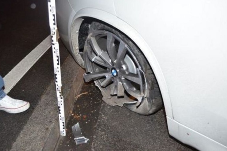 Bei Versuch, vor einer Polizeikontrolle zu flüchten, zerlegte ein 21-Jähriger seinen BMW. Foto: Polizei