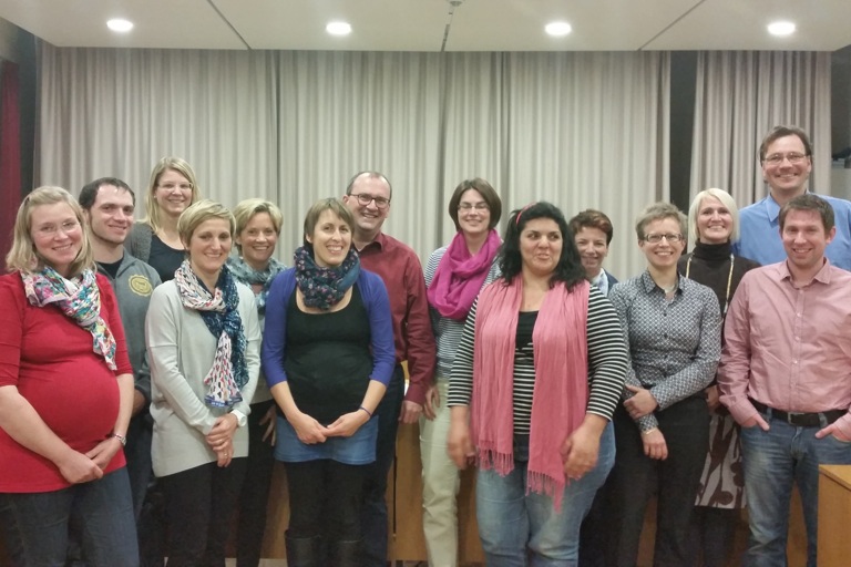 Der Gesamtelternbeirat der Pfaffenhofener Kindertagesstätten 2014/15: Marion Buchner (Maria Rast, von links), Lorenz Beierl (Ecolino), Verena Jacobi (St. Andreas), Sabine Pitzl (Ecolino), Simone Brinkmann (Maria Rast), Michaela Pommer (St. Andreas), Matthias Chardon (St. Elisabeth), Beate Schilling (Burzlbaam), Sabrina Capobianco (St. Johannes), Evy Corbanie (Arche Noah), Yvonne Nowak (Arche Noah), Eva Suchanek (St. Johannes), Matthias Schäfer ( Maria Rast), Thomas Edbauer (St. Elisabeth). Auf dem Foto fehlt Josef Pichlmeier (St. Michael).