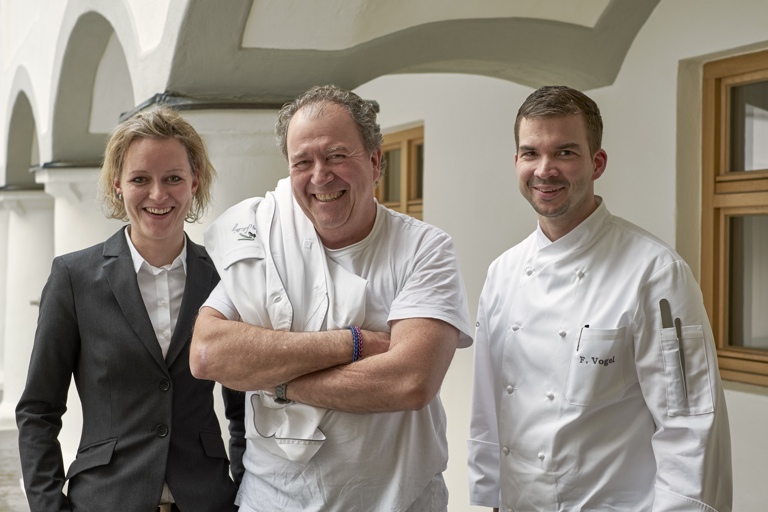 Wechsel in der Küche von Camers Schlossrestaurant: Der bisherige Küchenchef Fritz Schilling (Mitte) und sein Nachfolger Florian Vogel mit Serviceleiterin Iris Geier. Fotos: Ydo Sol