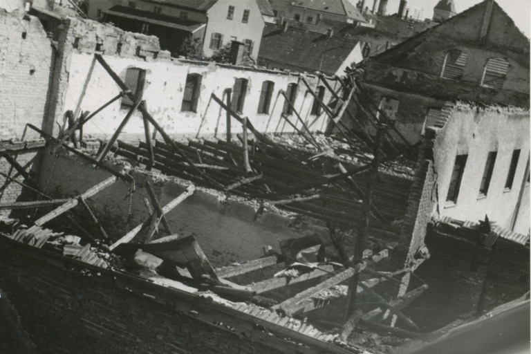 Diese Aufnahme zeigt Schäden nach Luftangriffen in den letzten Apriltagen 1945 an Stallungen und Wirtschaftsgebäuden an der Pfaffenhofener Auenstraße.
