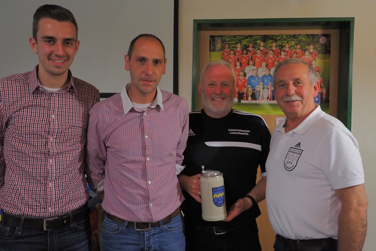 Bei den Pfaffenhofener Schiris „missionierten“ drei Kollegen der Schiedsrichtergruppe Landau-Dingolfing: Der 19-jährige Landesliga-Referee Tobias Wittmann (von links), Gruppen-Schiedsrichterobmann Erwin Faden und Schiri-Urgestein Bimbo Bachmeier erhielten von Pfaffenhofens Obmann Albert Schnell einen herzlichen Dank samt Erinnerungskrug. Foto: Wolfgang Inderwies