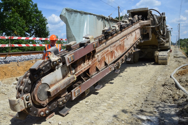 Das "Sägeblatt" der Spezialmaschine ist so groß, dass man Bahn-Projektleiter Thomas Thürer dahinter fast nicht mehr sieht. Fotos: Zell