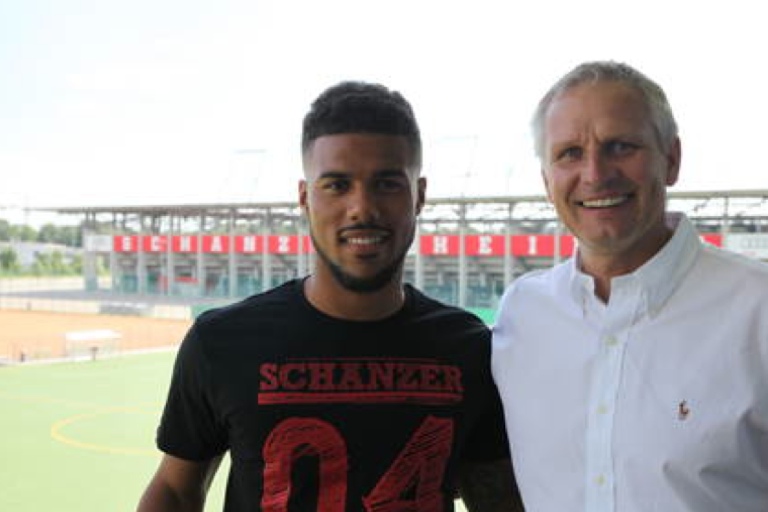 Elias Kachunga (links) mit FC-Geschäftsführer Harald Gärtner. Foto: FCI