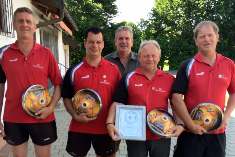 Aufsteiger: Das Team SC Wolnzach II mit Adolf Spies junior (von links), Ralph Sedlmeier, Harry Häckl und Herbert Kuffer. Im Hintergrund der Vereinsvorsitzende Sepp Schmidpeter.