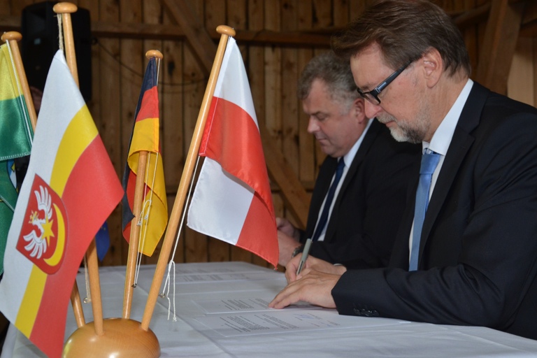 Pfaffenhofens Kreischef Martin Wolf und Tarnóws Vize-Landrat Zbigniew Karcinski unterzeichneten den Partnerschafts-Vertrag der beiden Kreise. Fotos: Zell