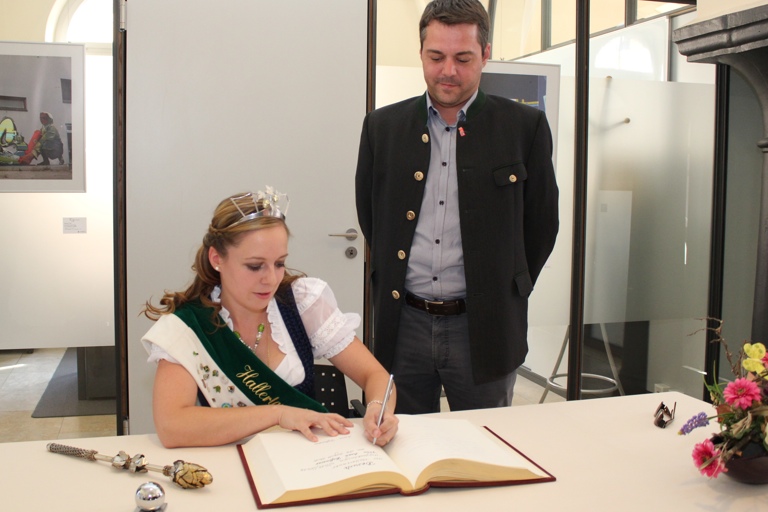 Unter den Augen von Bürgermeister Thomas Herker trug sich die frisch gebackene Hopfenkönigin Anna Roßmeier ins Goldene Buch der Stadt Pfaffenhofen ein.