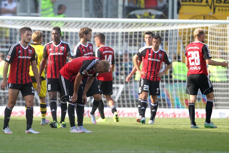 Nichts zu bejubeln gab es zuletzt nach dem Heimspiel gegen Dortmund. Doch heute in Augsburg soll das schon wieder anders aussehen. Foto: Bösl