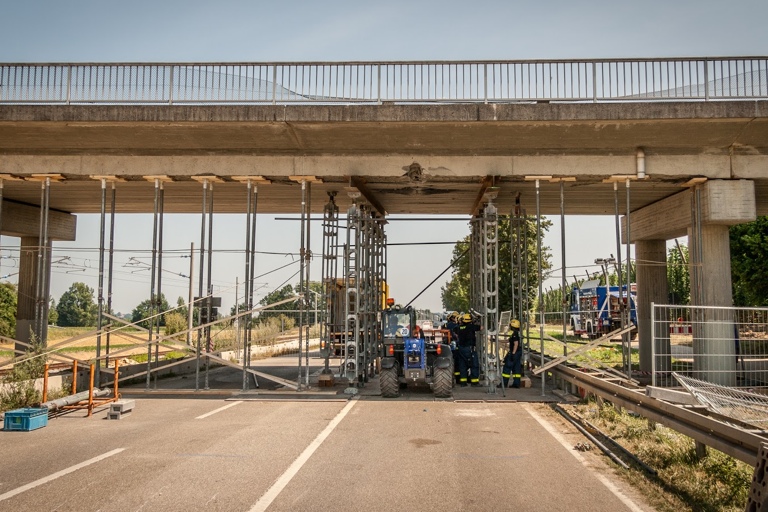 Der THW stützte die Brücke nach dem Crash vom 16. Juli, denn es bestand akute Einsturzgefahr. Fotos: THW Pfaffenhofen, Tobias Zell