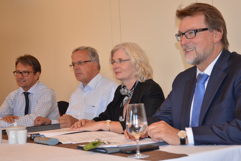 Thomas Karmasin (von links), Landrat von Fürstenfeldbruck und Vorsitzender des Bezirksverbands Oberbayern im bayerischen Landkreistag, Regierungspräsident Christoph Hillenbrand sowie Maria Wellan, die Vize-Geschäftsführerin des bayerischen Landkreistags, und der Pfaffenhofener Landrat Martin Wolf. Foto: Zell