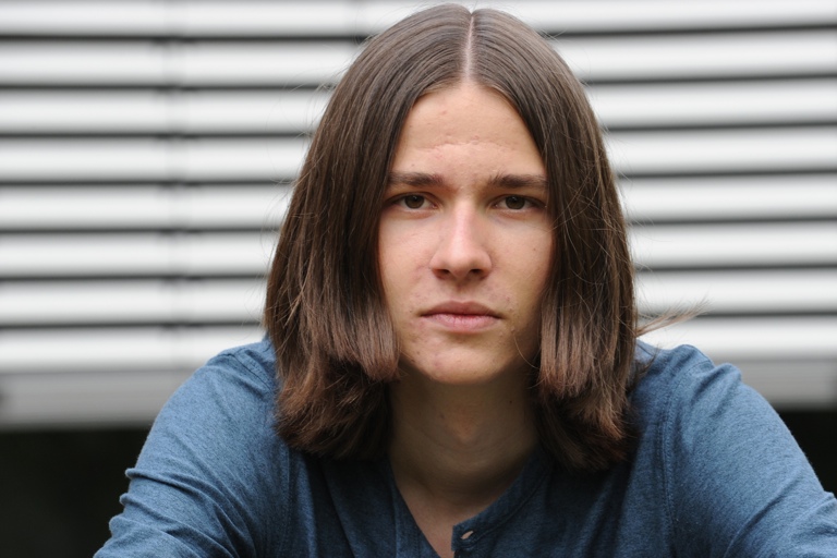 Kilian Brock wird mit dem Pfaffenhofener Kulturförderpreis ausgezeichnet. Bei der Preisverleihung am 13. November im Festsaal des Rathauses gibt er zusammen mit seinen Trio-Kollegen Johannes Schauer und Felix Wolf ein Konzert. Foto: Gabriele Hartmann