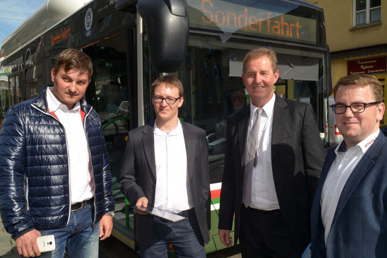 Stefan Köhler (Projektleiter Stadtwerke, von links), Martin Eckardt (Projektleiter Firma Stahl), Walter Casazza (Stadtwerke-Geschäftsführer), Fabian Stahl (Geschäftsführer der Firma Stahl).