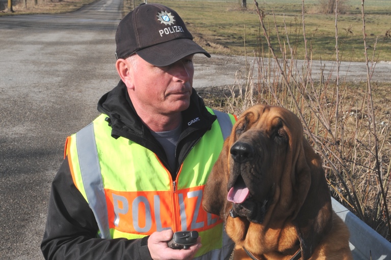 Oberkommissar Thomas Koch mit seinem Diensthund „Sir Chamberlain“. Foto: Polizei