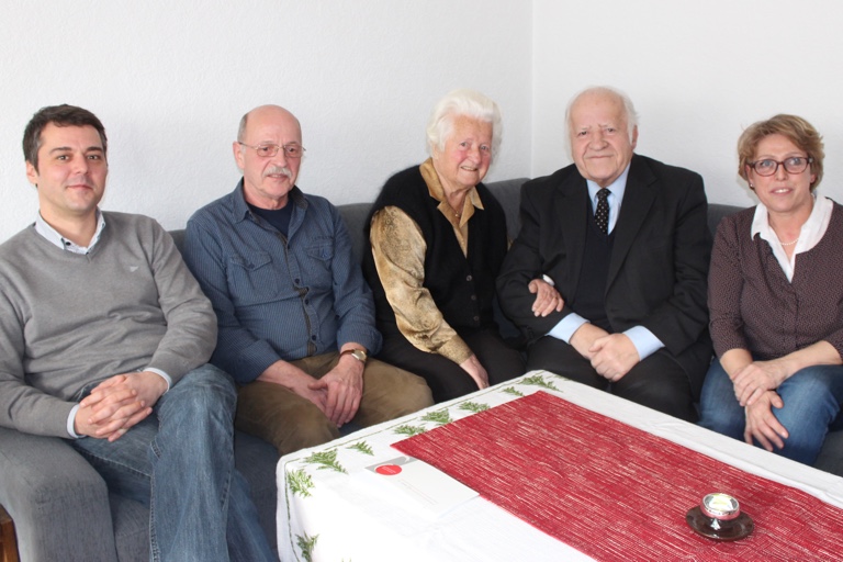 Margaretha Reiter (Mitte) an ihrem 95. Geburtstag mit Bürgermeister Thomas Herker (von links), ihrem Sohn Stefan Reiter, Stadt- und Kreisrat Franz Schmuttermayr und Schwiegertochter Brigitte Reiter.