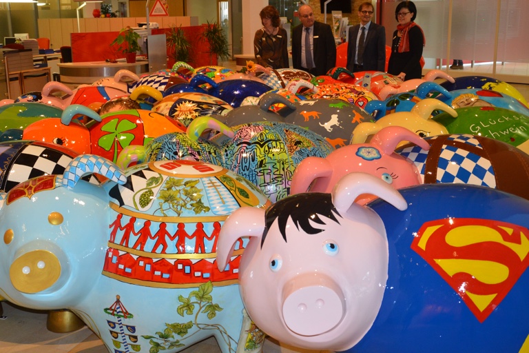 Marketing-Leiterin Birgit Distler (von links), Vorstandsmitglied Stefan Maier, Vorstandschef Norbert Lienhardt und Vorstands-Sekretärin Elisabeth Rauscher beim Begutachten der Kunstwerke. Foto: Zell