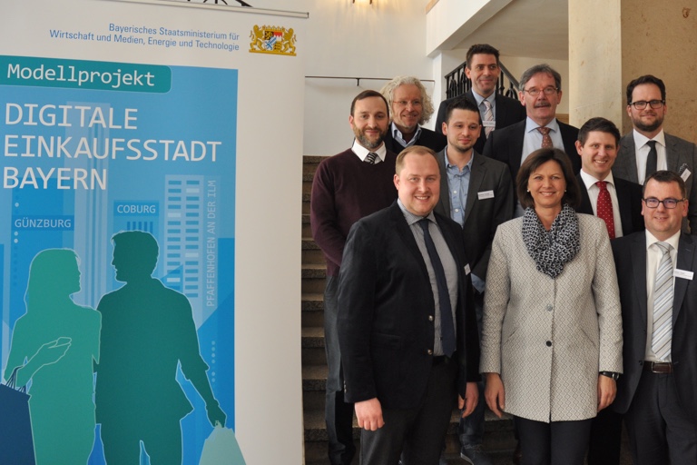 Treffen im bayerischen Wirtschafsministerium mit Ministerin Ilse Aigner: Links vorne Philipp Schleef von der Pfaffenhofener WSP, rechts vorne Fabian Stahl vom Verein „Lebendige Innenstadt“.