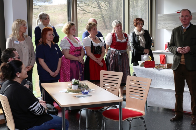 Vize-Landrat Anton Westner (CSU) bei seinem Besuch in der Altenpflegehilfeschule.