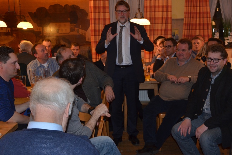 Landrat Martin Wolf (CSU) bekam den Unmut der Förnbacher zu spüren – und den Gegenwind aus der eigenen Partei. Fotos: Zell