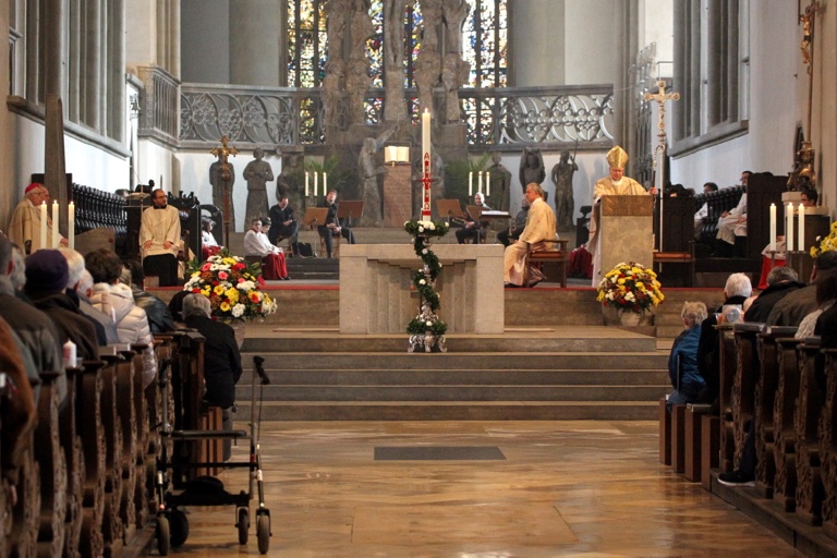 Bischof Konrad Zdarsa während der Osterpredigt im Augsburger Dom. Foto: Annette Zoepf (pba)