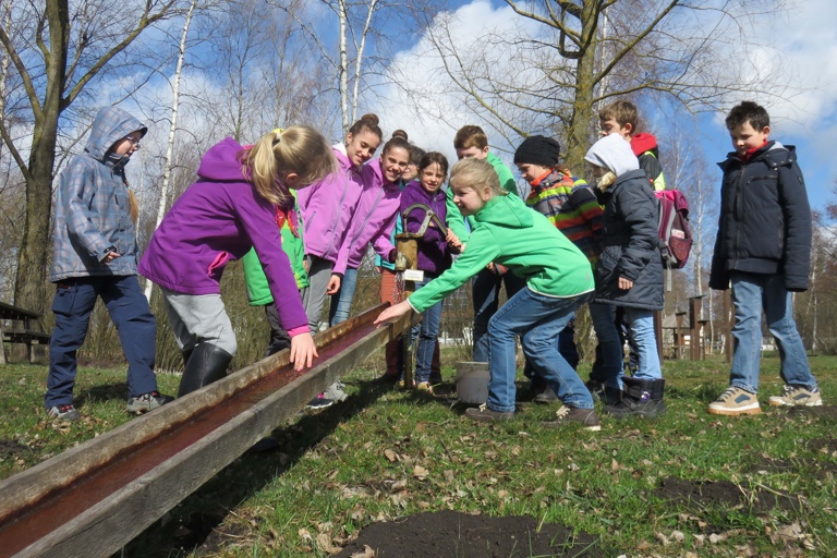 Bei der „Mint“-Entdeckerwoche im Haus im Moos erfahren die Kinder auch, wie eine Wasserpumpe funktioniert.