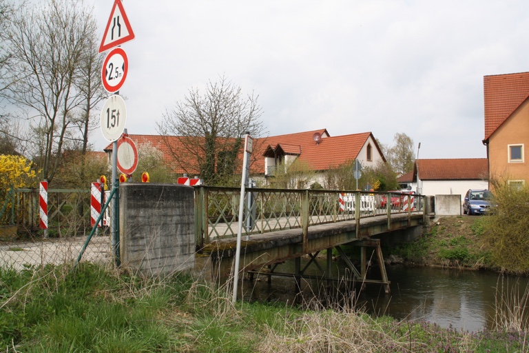 Die alte Ilmbrücke in Affalterbach ist schon seit Längerem für den motorisierten Verkehr gesperrt. Das neue Bauwerk soll möglichst noch heuer errichtet werden.