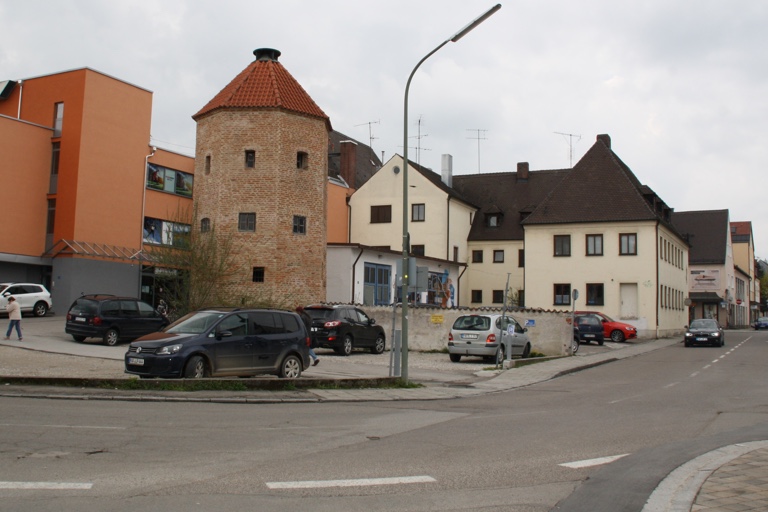 Das Umfeld des Hungerturms soll neugestaltet werden. Dabei wird auch das ehemalige Feuerwehrgebäude (rechts neben dem Turm) abgerissen