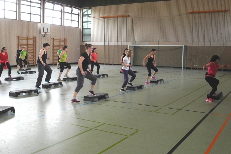 Referentin Yvonne Hyna (rechts) brachte die Teilnehmer bei der BLSV-Fortbildung zum Thema "Step" ordentlich ins Schwitzen.