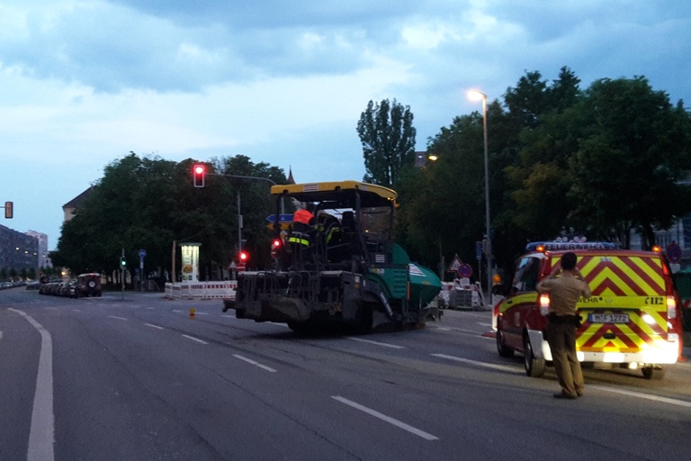 Unbekannte setzen diese 28-Tonnen-Baumaschine in Gang. Foto: Polizei