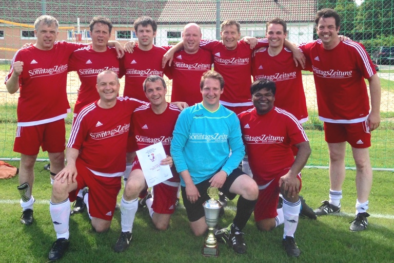Hinten, von links: Diakon Jürgen Zapf, Roland Weber, Uli Joschke, Diakon Jürgen Brummer, Diakon Gerhard Rummel, Pfarrer Konrad Maria Bestle, Nicolas Schnall. Vorne, von links: Georg Koustianes, Karl Wolf, Markus Beyrle, Pfarrer Eleuterio "Eli" Carlos Fernandes. Foto: Miriam Nikoleiski (pba)