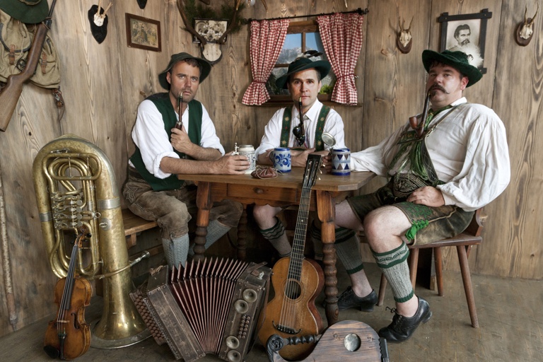 Wirtshaus-Kabarett gegen das Stammtisch-Sterben: Die Wirtshausmusikanten Knedl & Kraut mit Daniel Neuner (von links), Juri Lex und Toni Bartl spielen heute Abend im Stockerstadl auf. Foto: Bartl