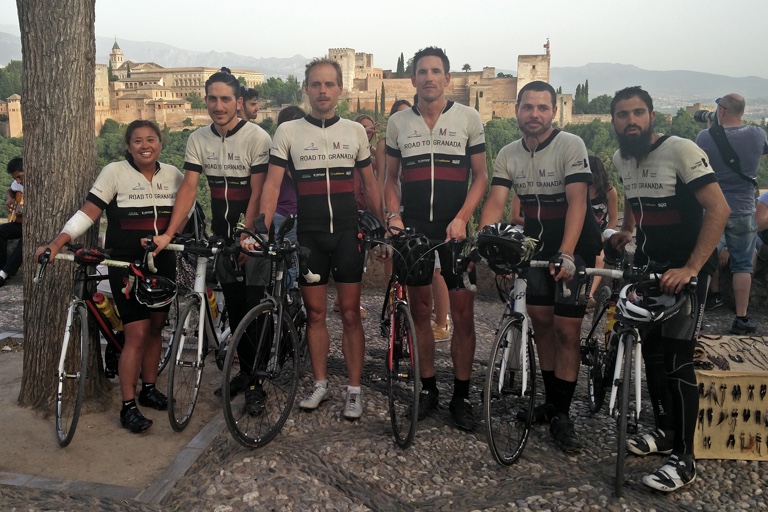 2300 Kilometer für die gute Sache: Carolyn Flores (von links), Majed Al Rehani, Björn Potulski, Jochen Flinner, Essam Ghanem und Khaled Al Hussein.
