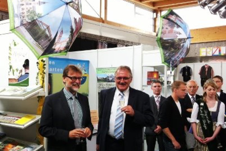 Freut sich schon auf die nächste Gewerbeschau: Hohenwarts Bürgermeister Manfred Russer (rechts), hier mit Landrat Martin Wolf. Archivfoto
