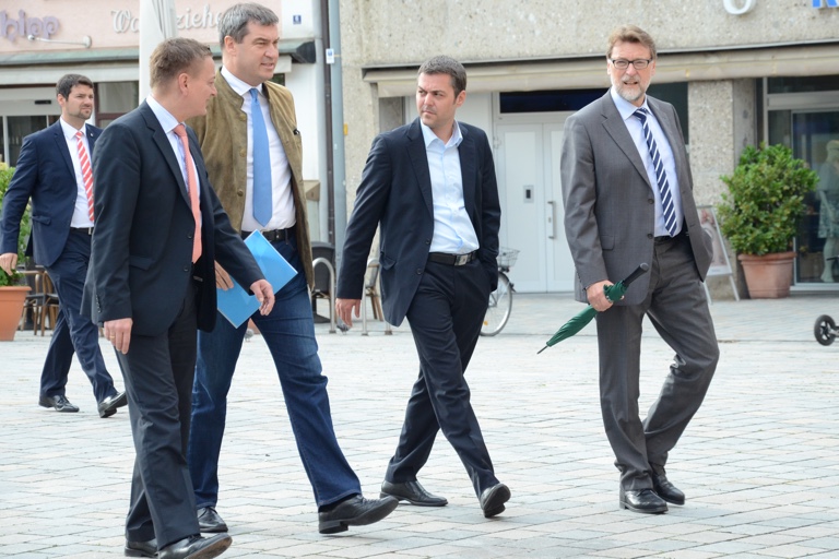 Minister Söder wurde von MdL Karl Straub, Bürgermeister Herker und Landrat Wolf zum Rathaus geleitet. Fotos: Zell
